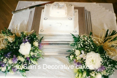 Horseshoe wedding cake